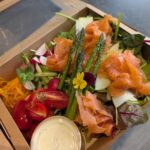 salade de saumon et chêvre chaud